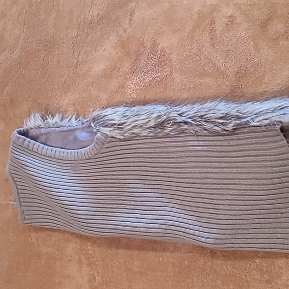 Faux fur vest - Picture 6 of 10